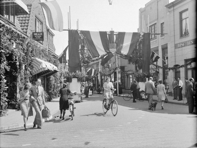 605517 Afbeelding van de feestelijkheden ter gelegenheid van de bevrijding, vermoedelijk te Baarn.